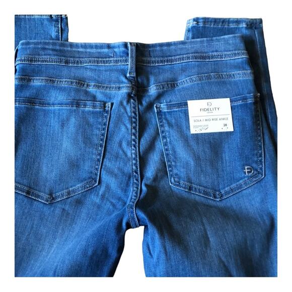 Fidelity Sola NWT Mid Rise Raw Edge Step Hem Ankle Jeans, Perfidia Wash, 28 - Picture 13 of 14